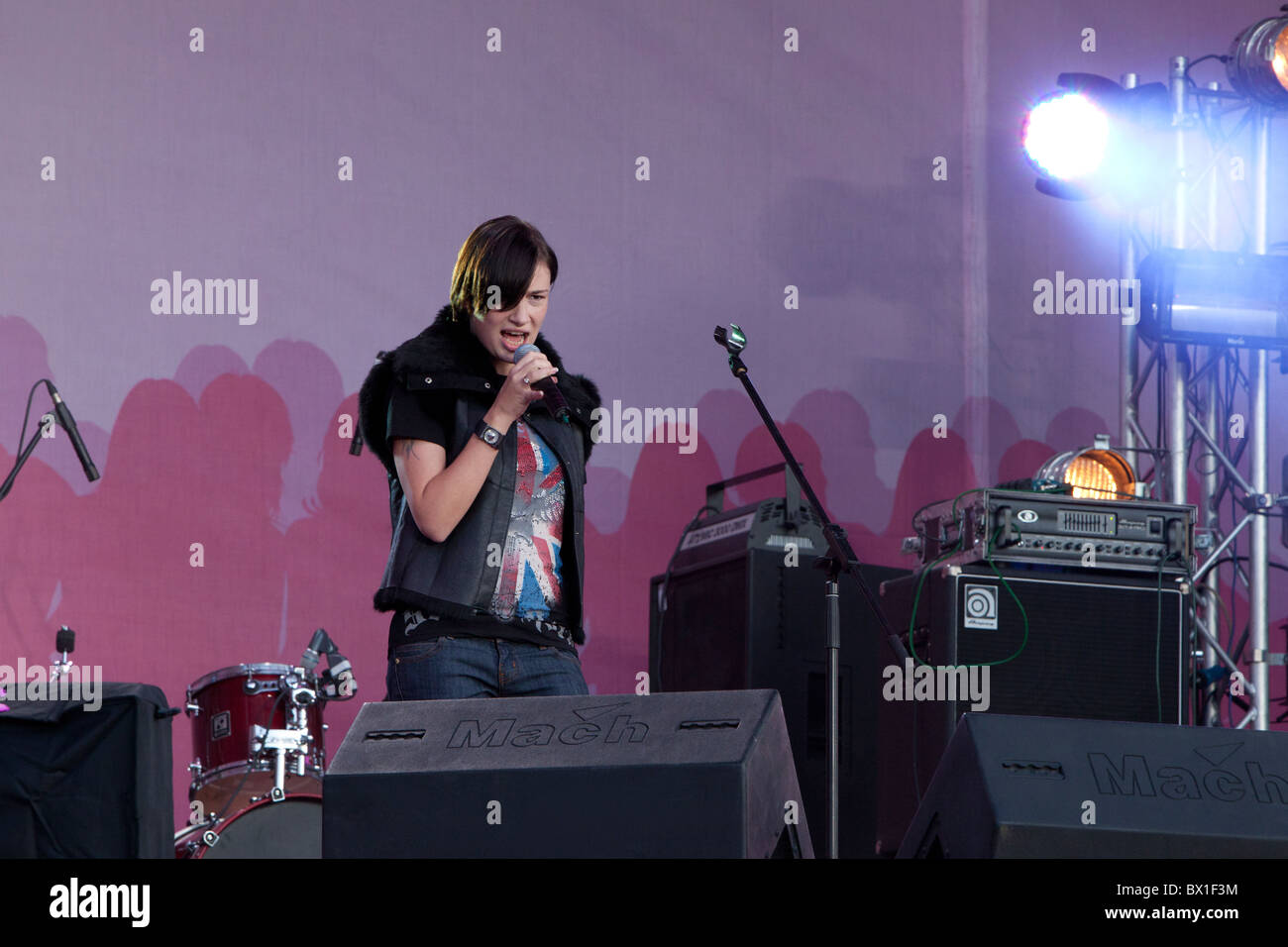 Anastasia Prykhodko (1983) singt während eines Konzerts auf dem Unabhängigkeitsplatz in Kiew, Ukraine Stockfoto