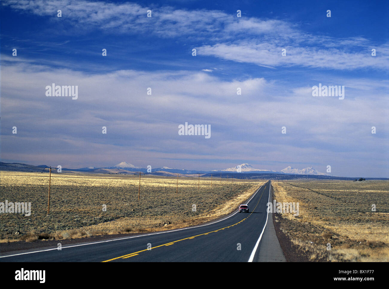 Autobahn 20 Bend Oregon USA Amerika Vereinigte Staaten Landschaft Straße Route Auto Prärie Wüste Stockfoto