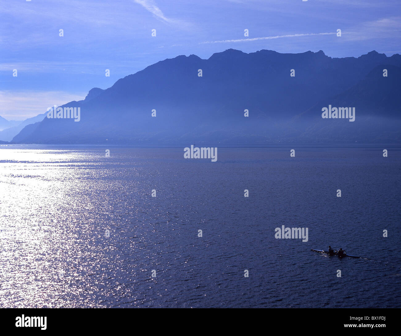 Ruder Ruder Ruderboot See See Genf Lac Leman Alpen Berge Stimmung der Schweiz Europa Stockfoto