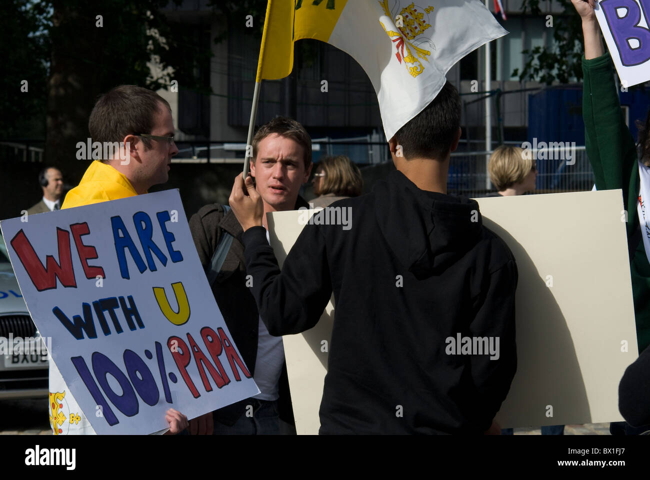 Papst Benedikt xv1 Unterstützung Pilger drausen Westminster Abby, zeigen, dass es bei seinem Besuch Großbritannien. im Jahr 2010 Stockfoto
