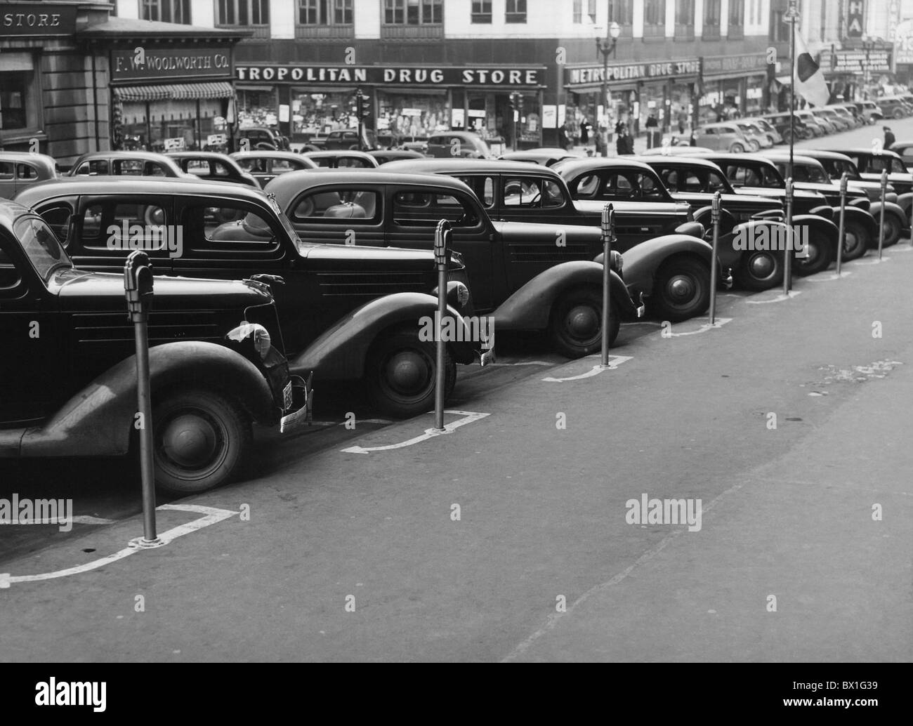 Vintage Foto 1938 aus einer Reihe von Autos geparkt diagonal vor einer Reihe von Parkuhren in Omaha, Nebraska. Stockfoto