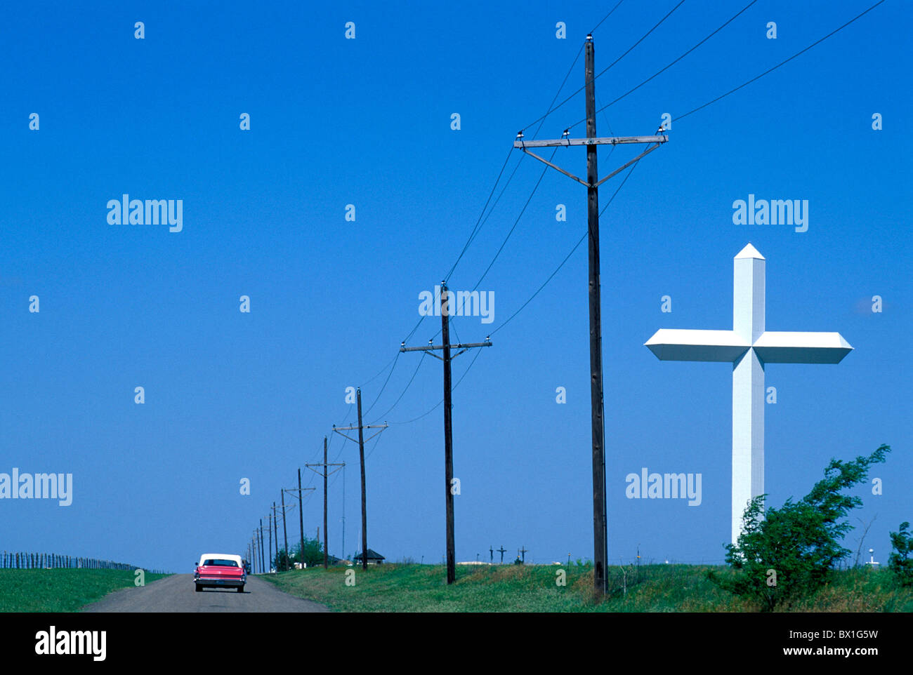 Kreuz unseres Herrn Jesus Christus Bräutigam Route 66 Texas USA Amerika Vereinigte Staaten Autos Stockfoto