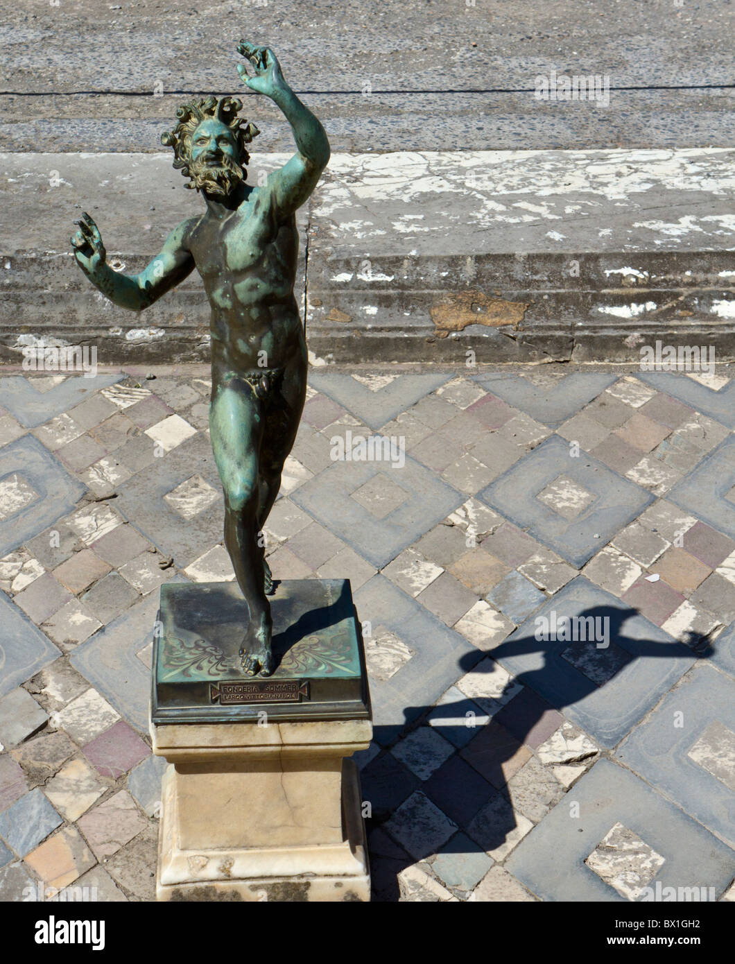 Nachbildung der Statue von Faun im Haus des Fauns in Pompeji (Original in Naples Museum) Stockfoto
