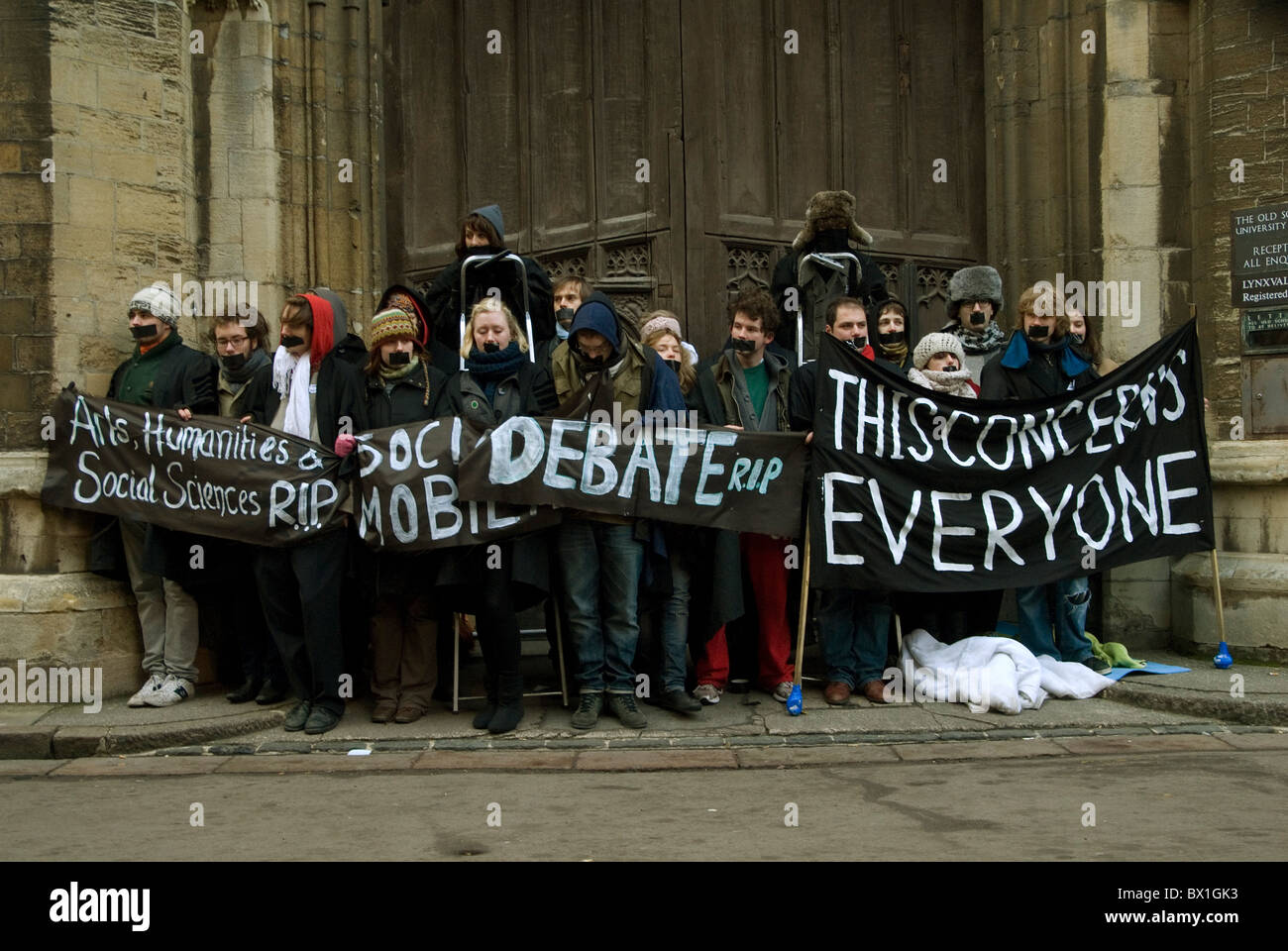 Cambridge University Studenten Inszenierung einen stillen Protest gegen die geplante Erhöhung der Studiengebühren Stockfoto