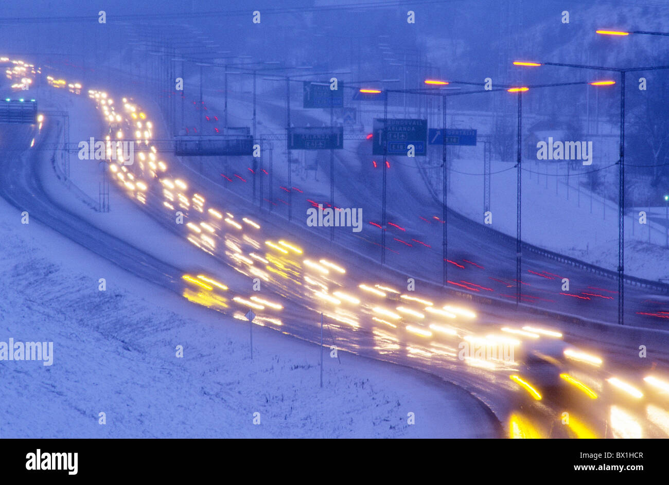 Verkehr auf der Autobahn Winter Auto Automobil Automobile Autos verschwommene Auto Autos Farbe Farbe außen Highw Stockfoto