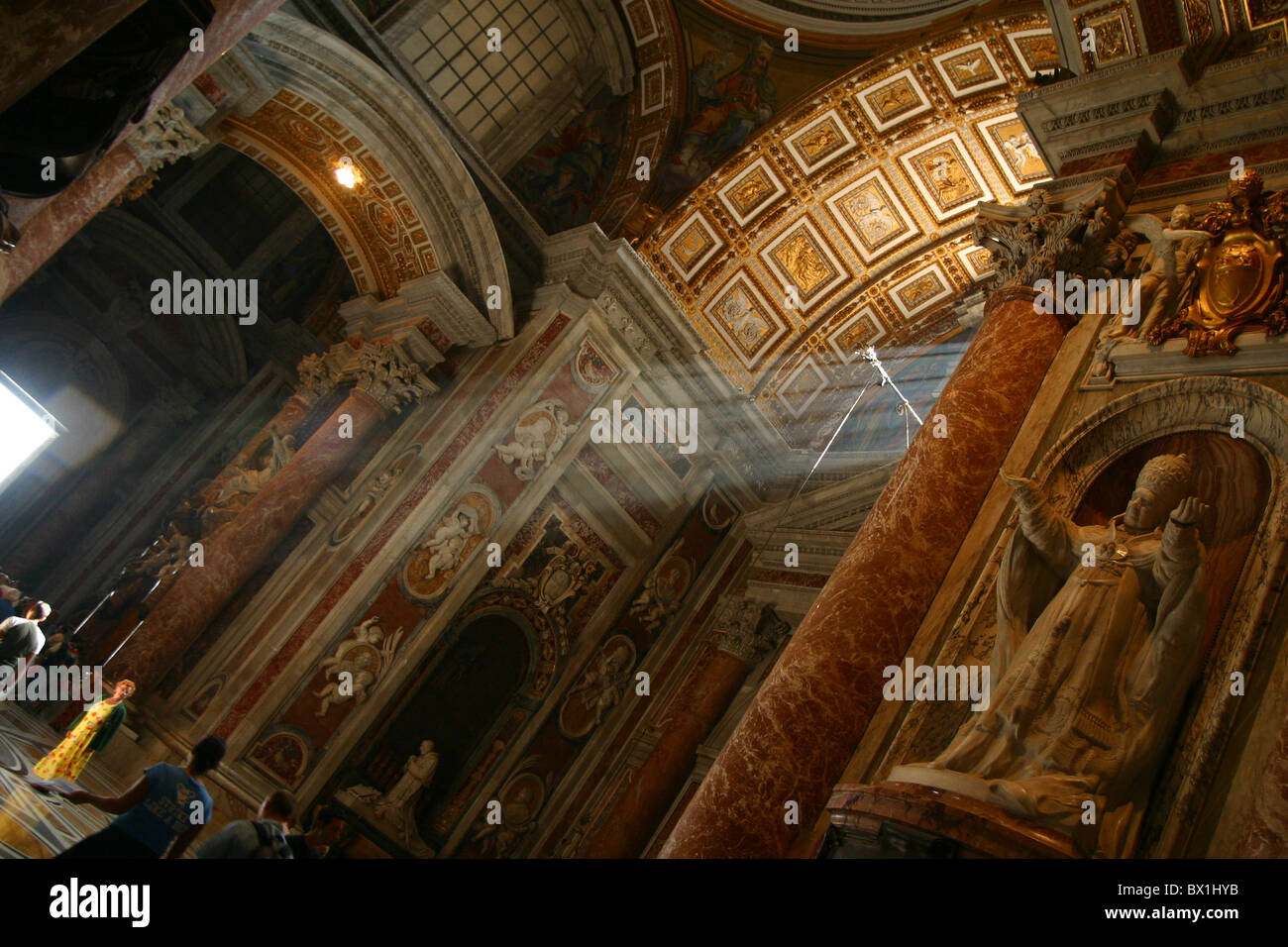 Sonnenlicht im Inneren der Basilika St. Peter, Vatikan, Rom, Italien Stockfoto