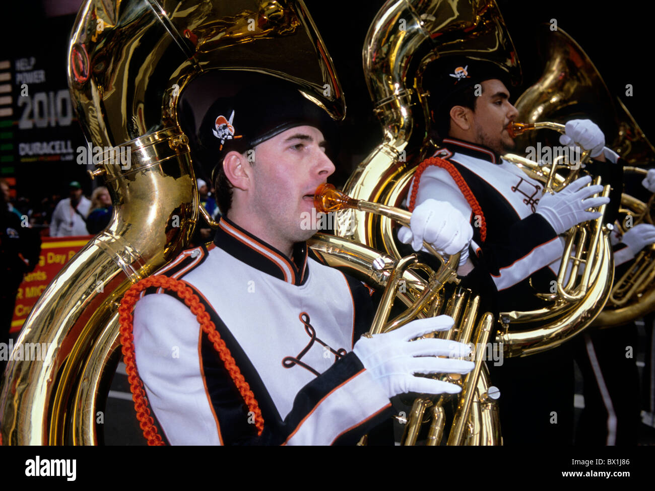 Die Marching Parade in New York City aus nächster Nähe. Spieler des französischen Horns bei der Thanksgiving Macy's Parade in Midtown Manhattan. USA Stockfoto