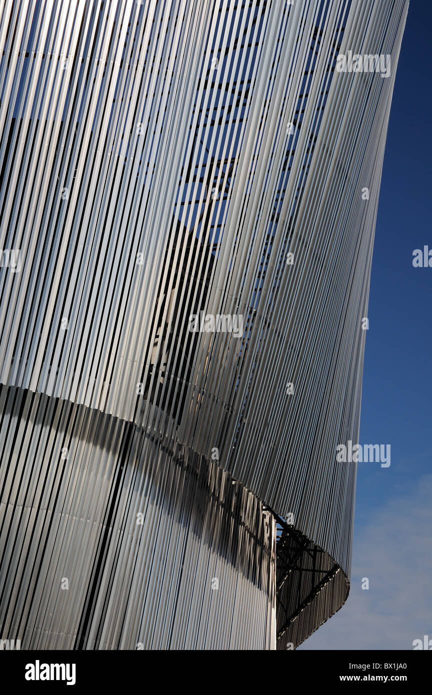 Hi-Tech-moderne Architektur gegenüber der blauen Hintergrund Stockfoto