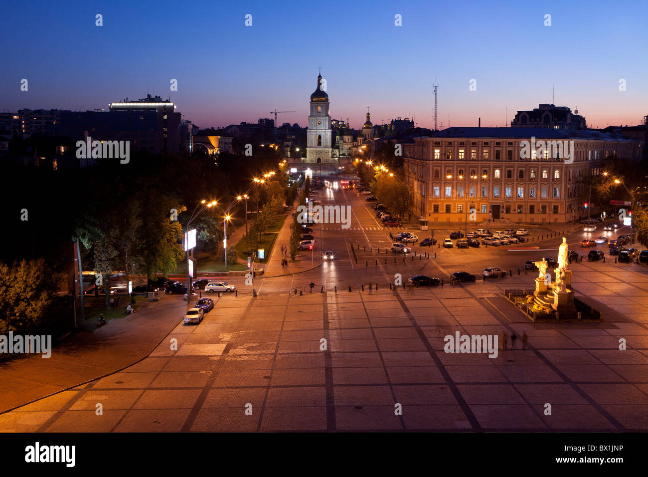 Panoramablick über die Hagia Sophia Kathedrale, die zum UNESCO-Weltkulturerbe gehört, in der Dämmerung in Kiew, Ukraine Stockfoto