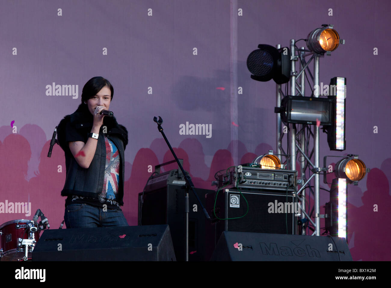 Anastasia Prykhodko (1983) singt während eines Konzerts auf dem Unabhängigkeitsplatz in Kiew, Ukraine Stockfoto
