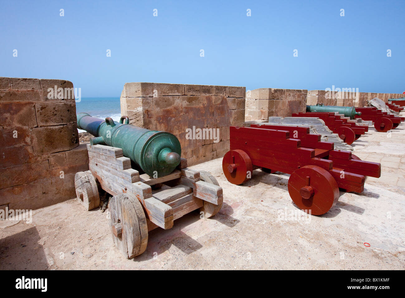 Kanonen auf der portugiesischen Festung in der Medina von Essaouira, Marokko. Stockfoto