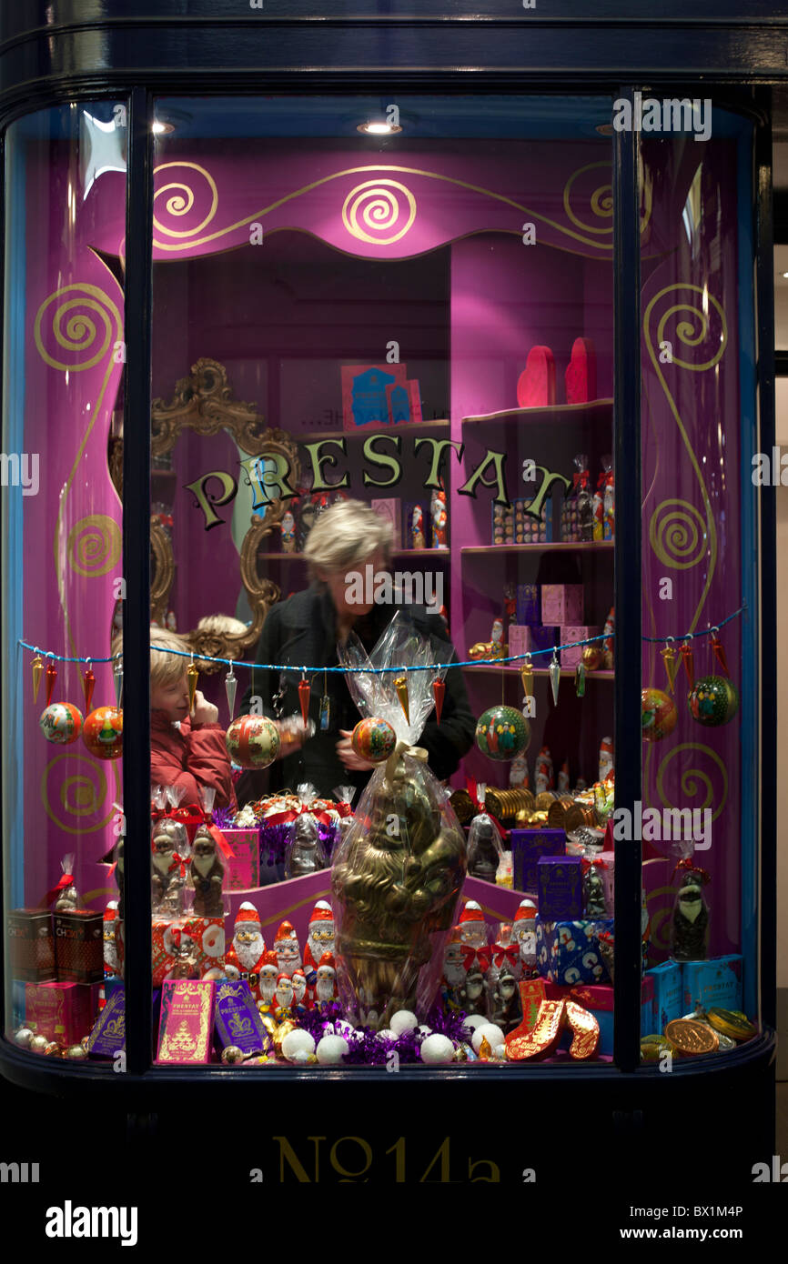 Schoko-Laden-Weihnachten-Schaufenster Stockfoto