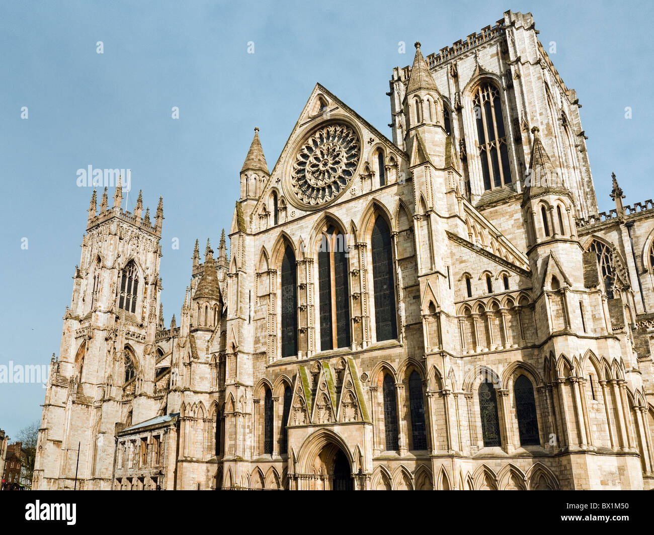 York Minster zeigt den Eingang am Ende des südlichen Querschiffs mit Rosette, City of York, Yorkshire, Großbritannien Stockfoto