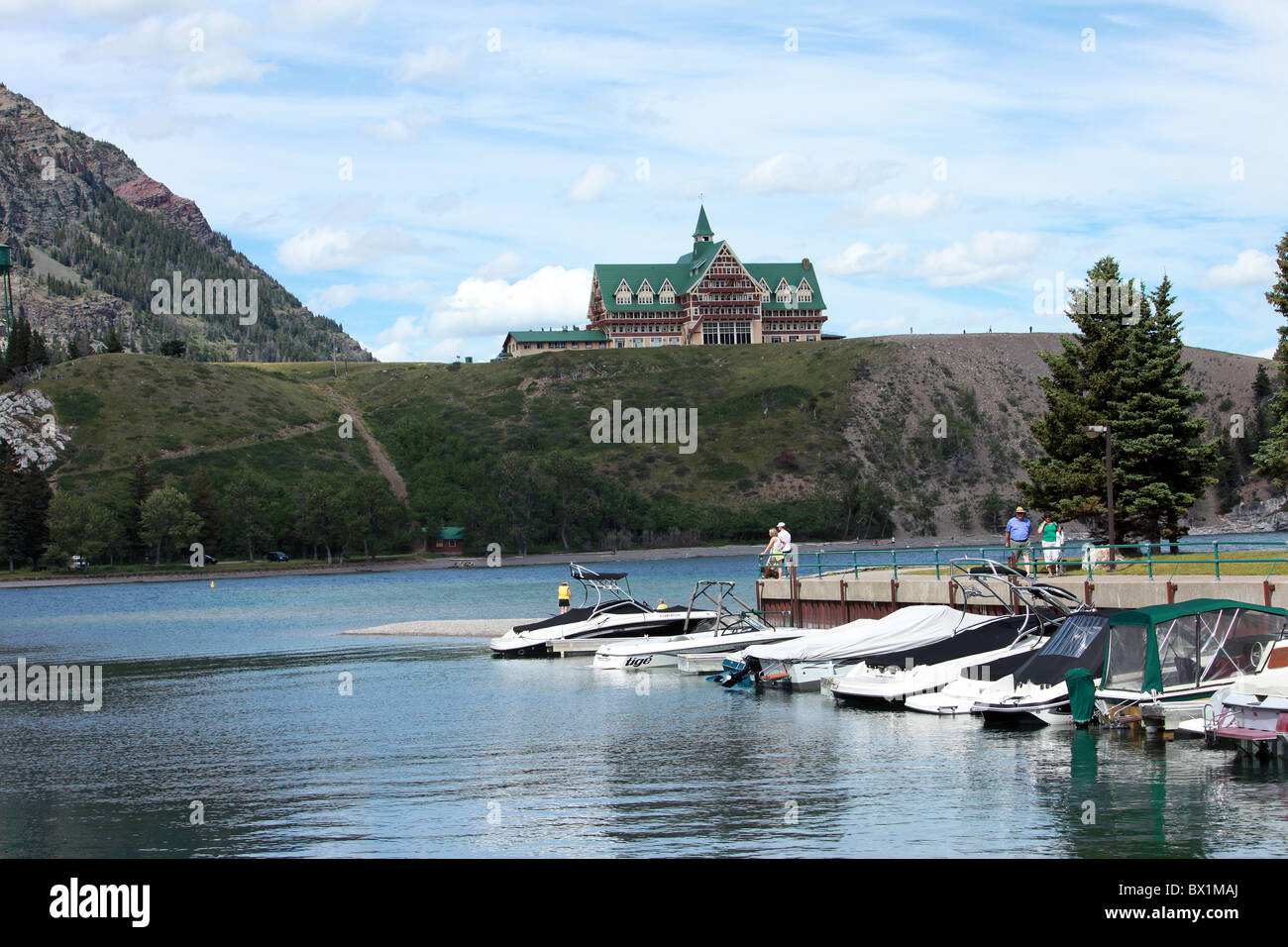 Prince Of Wales Lodge mit Blick auf See mit Bootsanleger im Vordergrund. Stockfoto