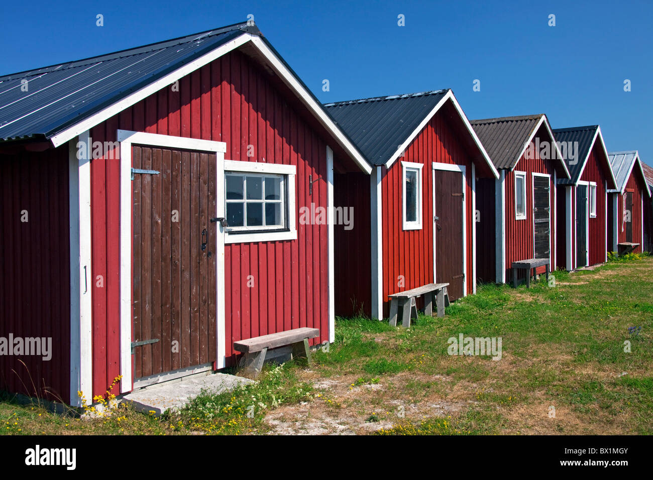 Reihe von roten Fischerhütten auf das Fischerdorf Kappelshamn in Gotland, Schweden Stockfoto