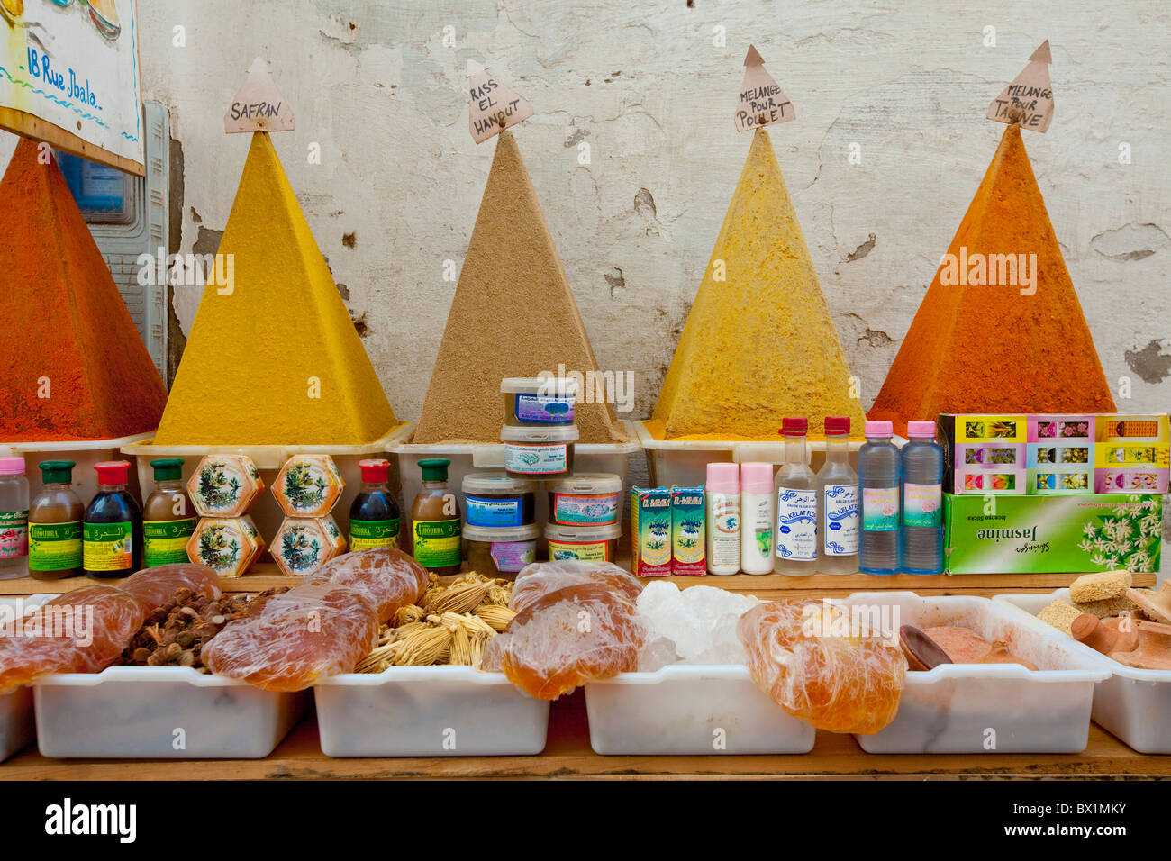 Pyramidenförmige haufenweise Gewürze in den Souk-Märkten der Medina in Essaouira, Marokko. Stockfoto