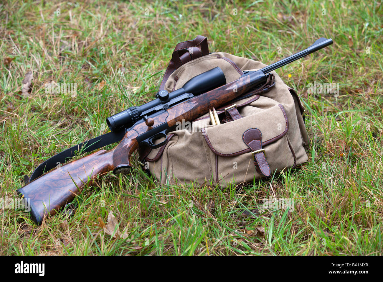 Gezogene Waffe auf eine Jagdtasche Stockfoto