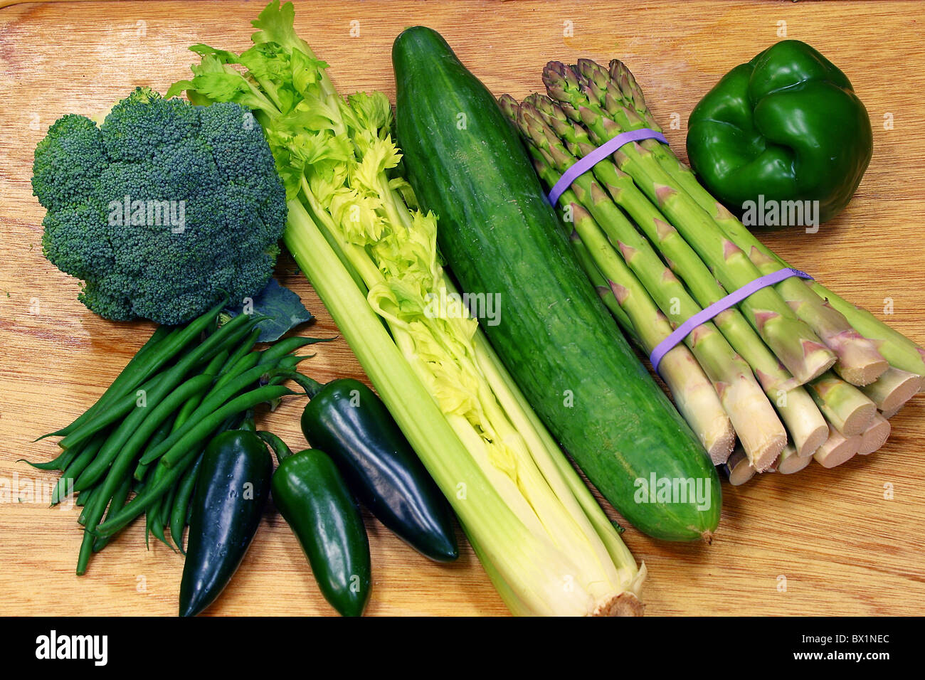 Gemüse Brokkoli Pfostenbohnen Bohnen Paprika Pfeffer Gurken Spargel Stillleben Essen Stockfoto