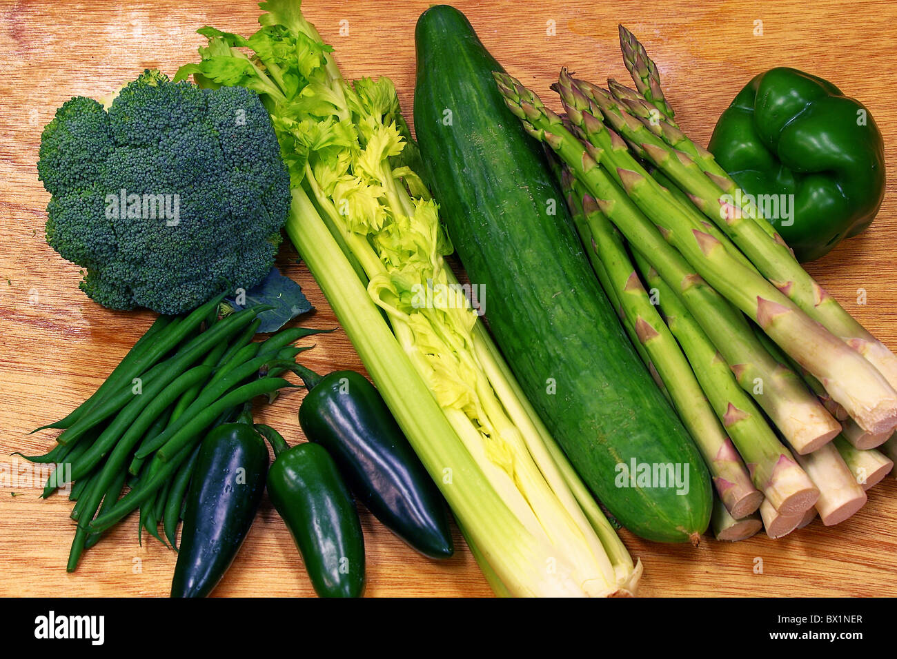 Gemüse Brokkoli Pfostenbohnen Bohnen Paprika Pfeffer Gurken Spargel Stillleben Essen Stockfoto