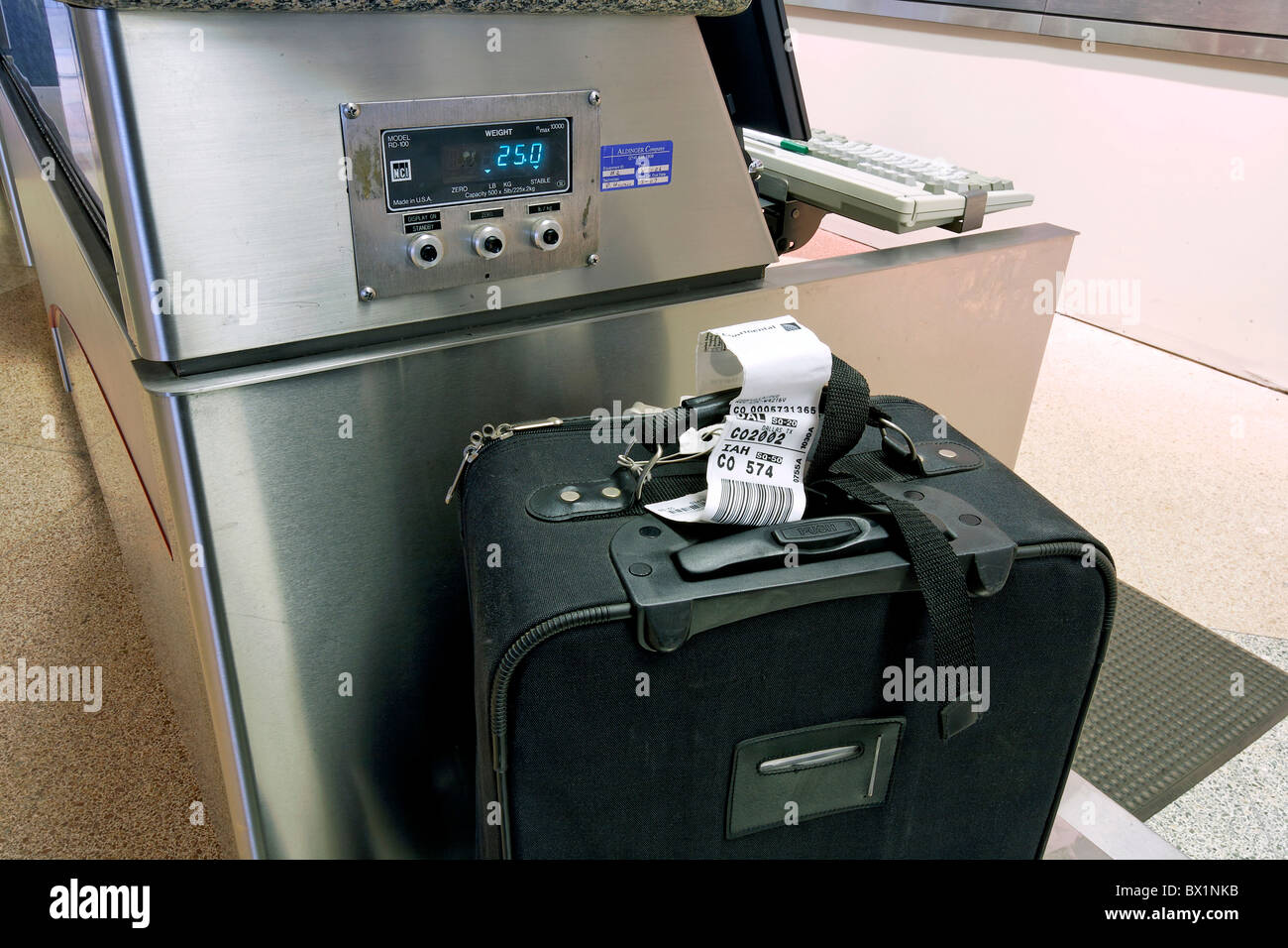 Flughafen Koffer Gepäck Waage wiegen Check-in Reisen Transport Reisen  Urlaubstourismus Stockfotografie - Alamy