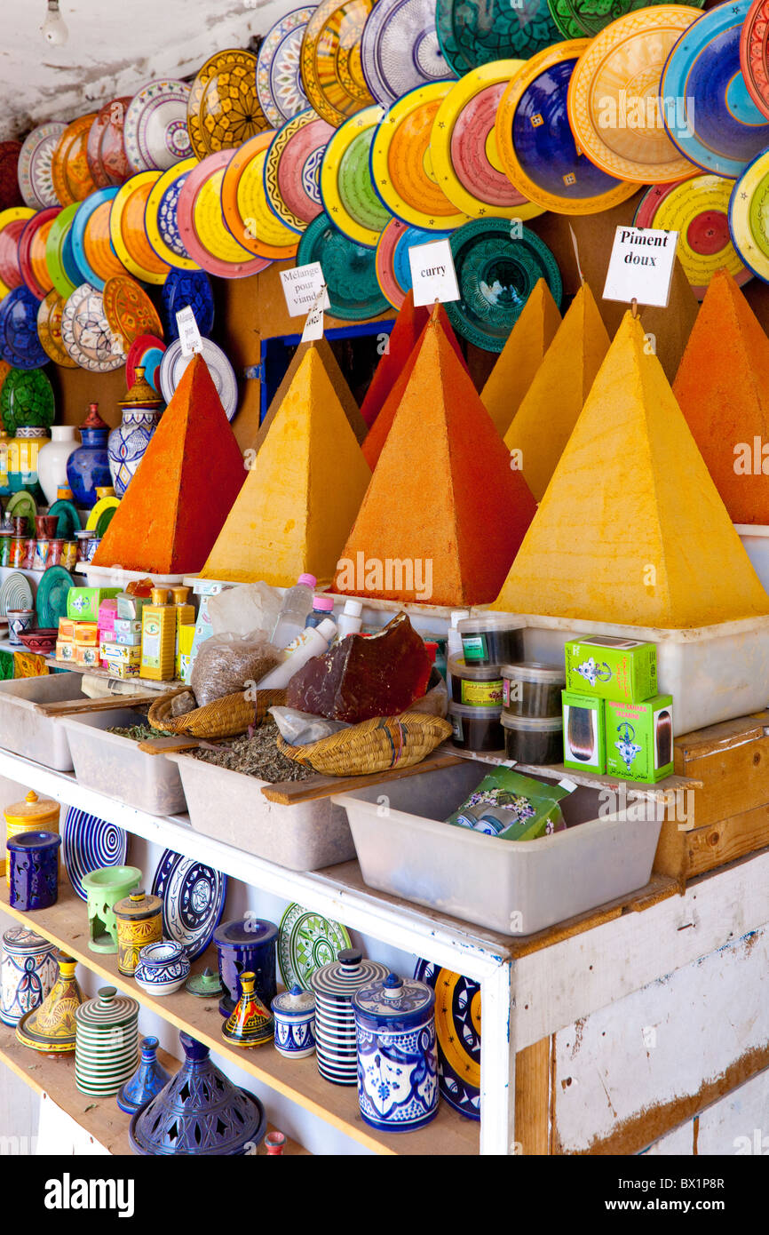 Pyramidenförmige haufenweise Gewürze in den Souk-Märkten der Medina in Essaouira, Marokko. Stockfoto