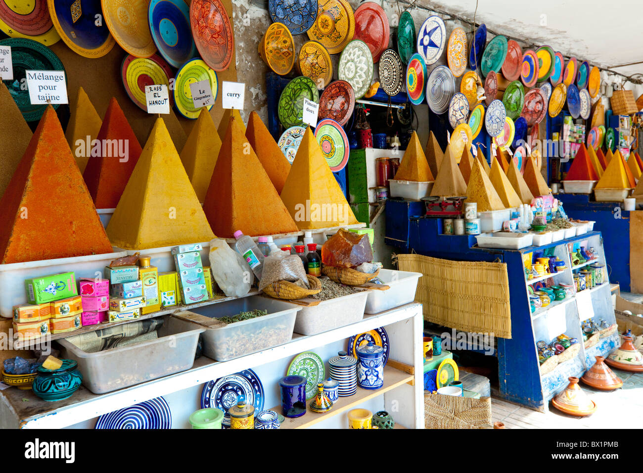 Pyramidenförmige haufenweise Gewürze in den Souk-Märkten der Medina in Essaouira, Marokko. Stockfoto