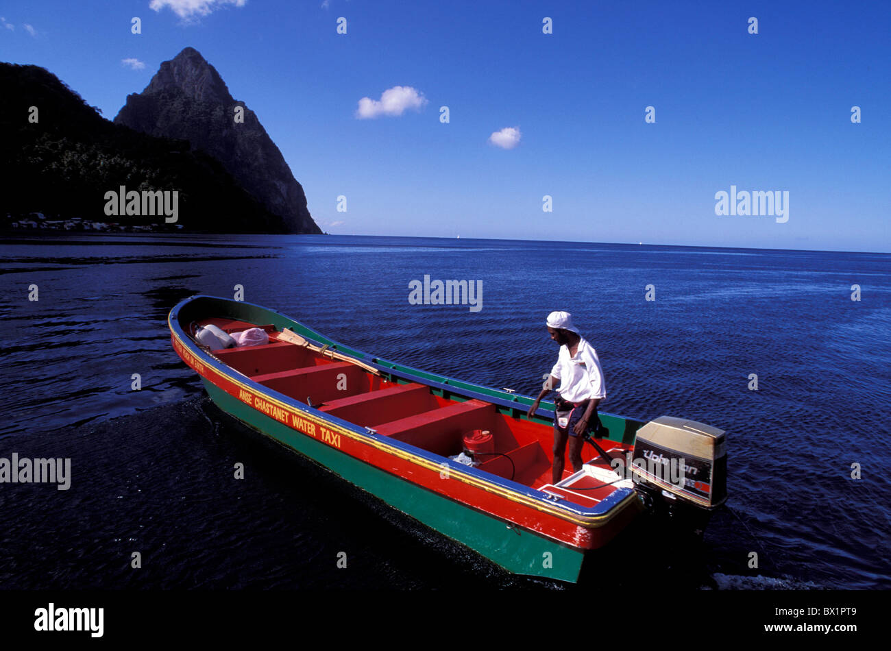 aquatische Taxi Boot und Pitons Küste Motor Boot Infrastruktur Mann keine Modellfreigabe St. Lucia See ta Stockfoto