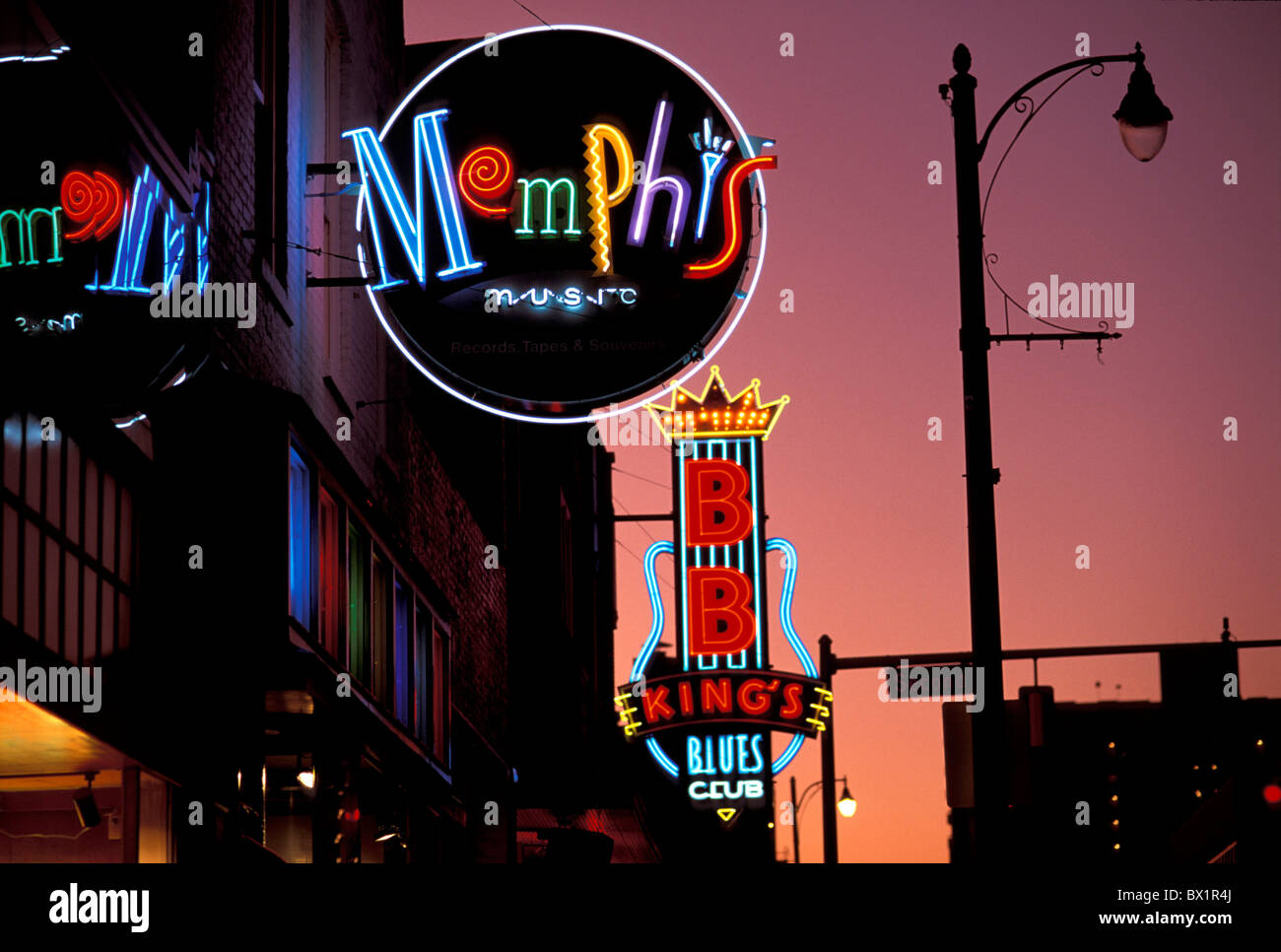 Ausfahrt Beale Street Blues Nachtclub Bundesbahn Königs Memphis Musik Neon Werbung Nacht nightl Stockfoto