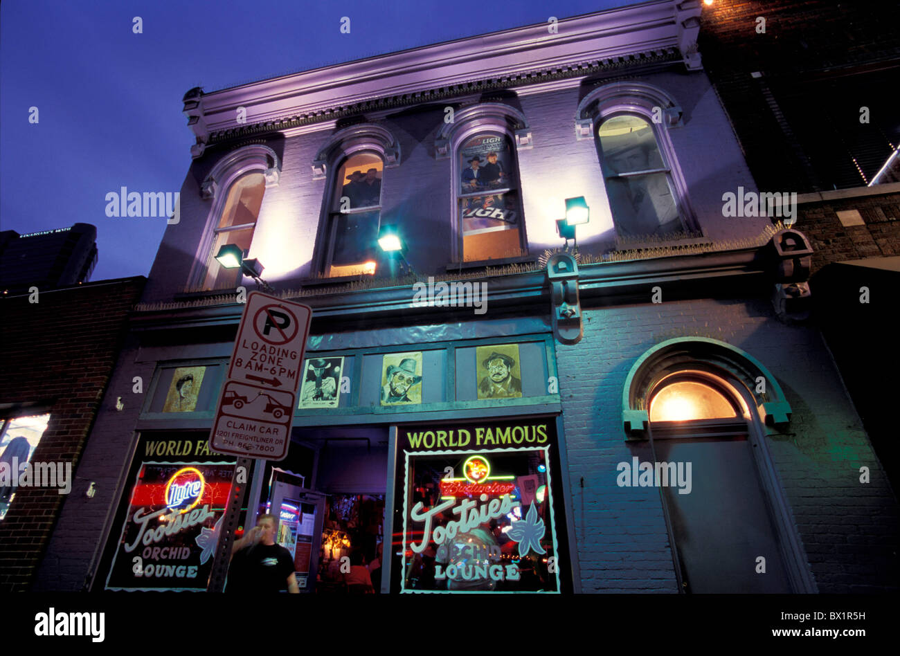 verlassen Sie in der Nacht bar Broadway Club Downtown Nashville Fassade Haus Mann Nacht Nachtleben kein Modell relea Stockfoto