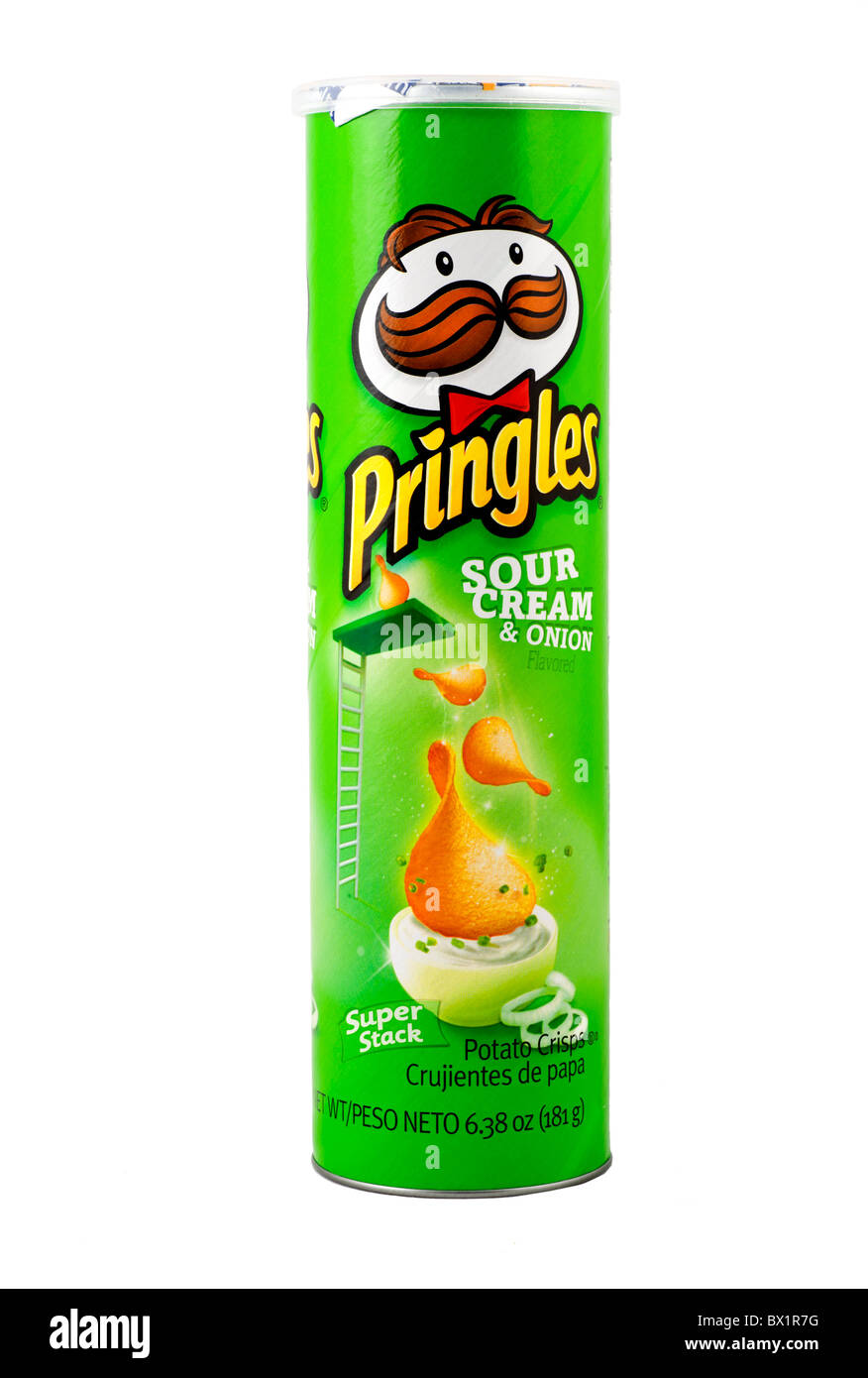 Wanne mit Pringles Sour Cream und Zwiebel Kartoffelchips, USA Stockfoto