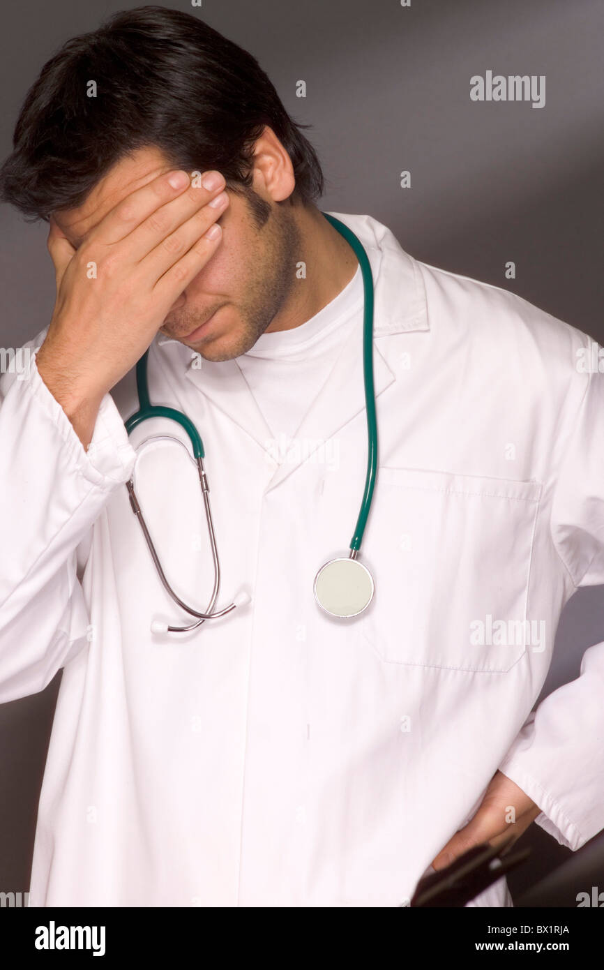 verlangt zu viel Verzweiflung Arzt Trauer Rush Krankenhaus Verlust Mann Medizin Problem problematisch traurig stre Stockfoto