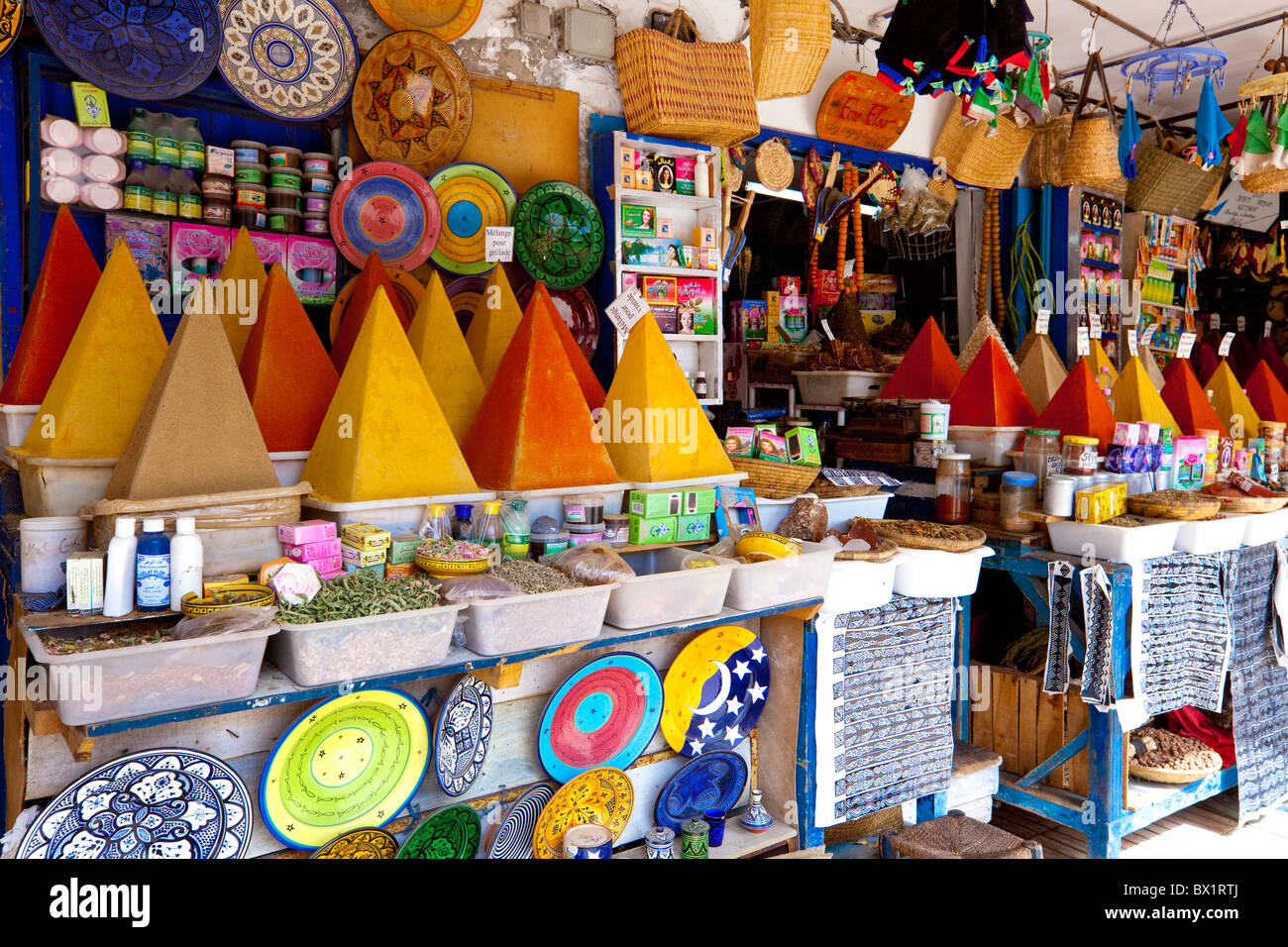 Pyramidenförmige haufenweise Gewürze in den Souk-Märkten der Medina in Essaouira, Marokko. Stockfoto