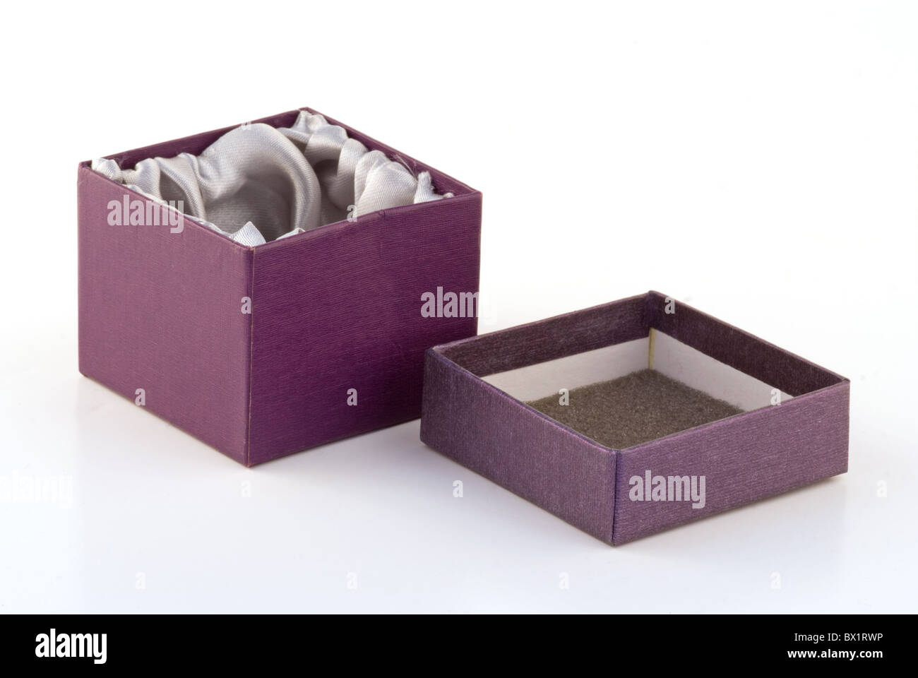 Offene leere Box Satin & Schaum in lila gefüttert. Sie können innen sehen. Der Deckel befindet sich neben dem Behälter. Stockfoto