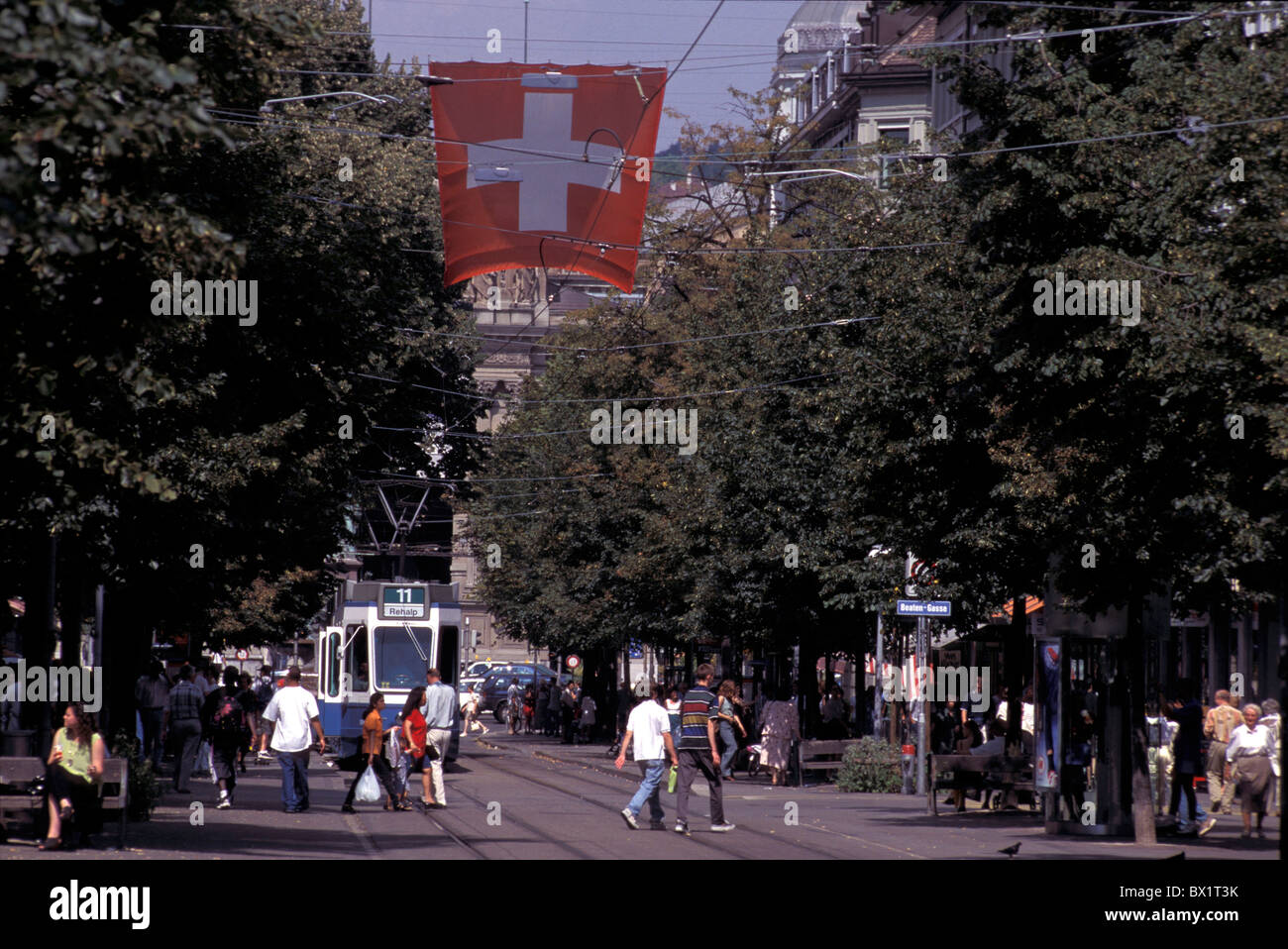 Stadtflagge Bahnhofstrasse Zürich Tram Schweizer Flagge Schweiz Europa Stadt Straßenbahn Stockfoto
