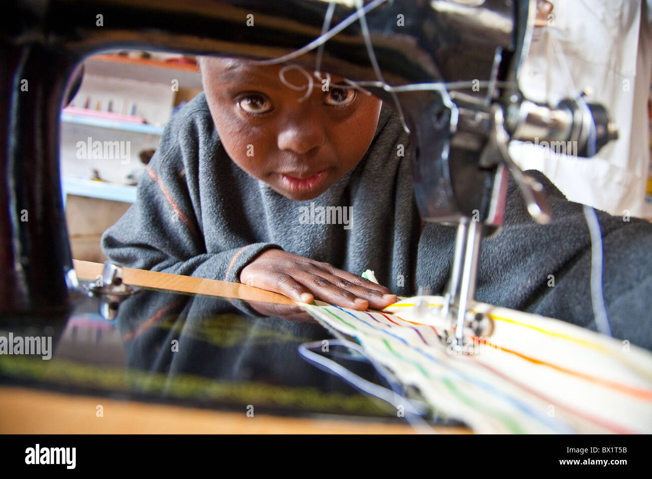 Mit besonderen Bedürfnissen (Down-Syndrom) Berufsausbildung, Maji Mazuri Kinderhaus, Nairobi, Kenia Stockfoto