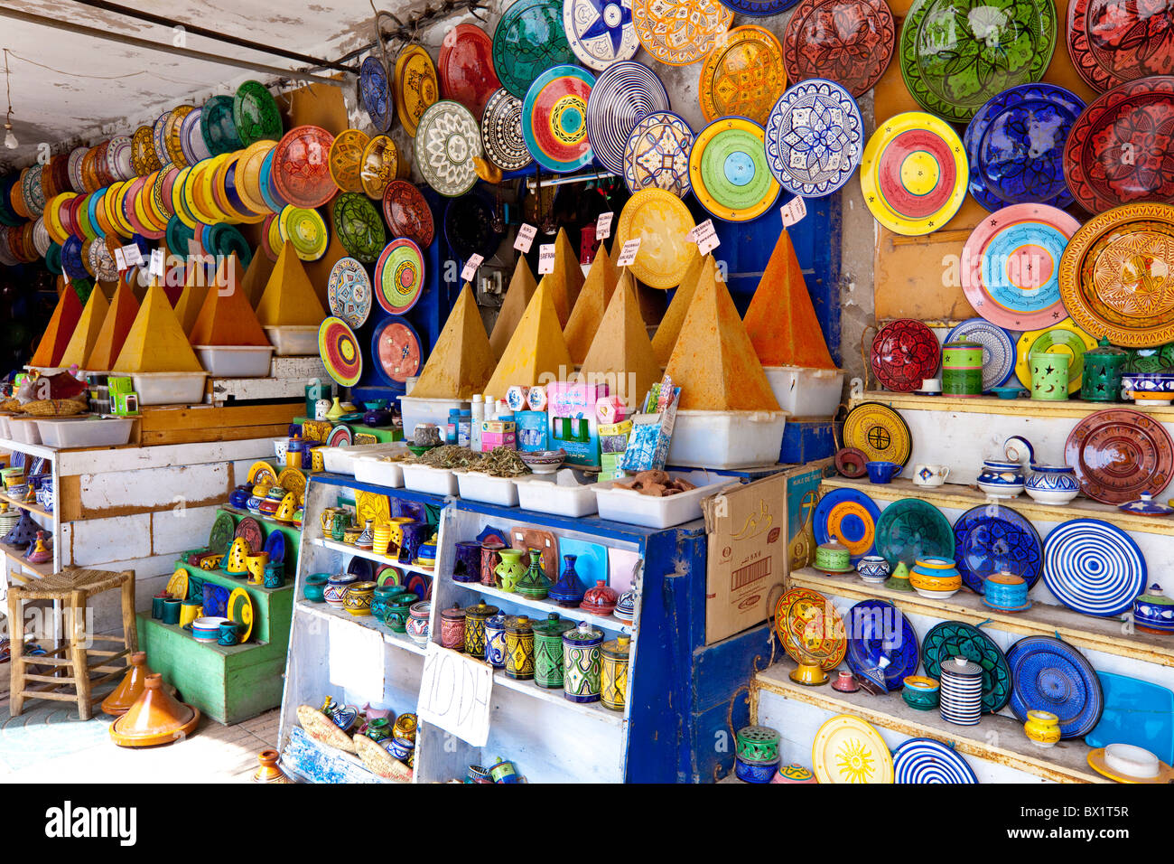 Pyramidenförmige haufenweise Gewürze in den Souk-Märkten der Medina in Essaouira, Marokko. Stockfoto