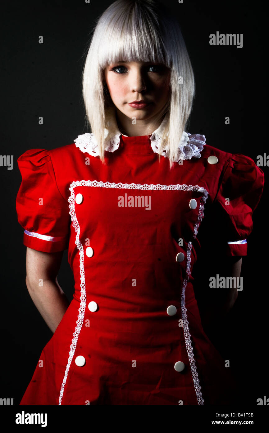 Mode Portrait einer jungen blonden Model trägt eine rote gothic Lolita Kleid. Stockfoto