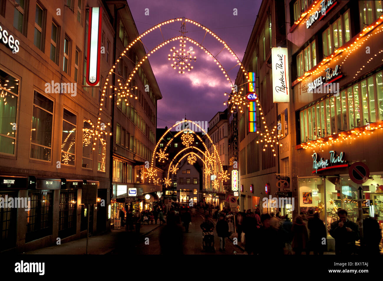 Aeschenvorstadt bei Nacht Basel Unternehmen Weihnachten Stadt Dekoration Lane Nacht Basel Passanten einkaufen sto Stockfoto