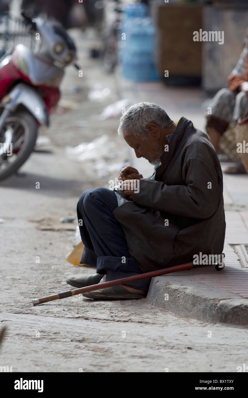 Mann in der Straße Essen Essaouira, Marokko Stockfoto