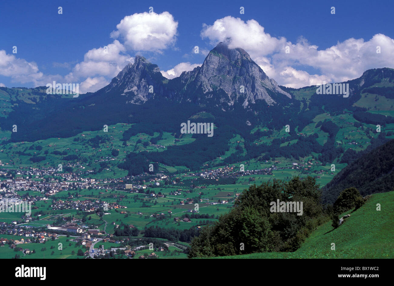 Zentrale Schweiz Europa Bergen Mythen Landschaft Landschaft Dorf Schwyz Schweiz Europa Stockfoto