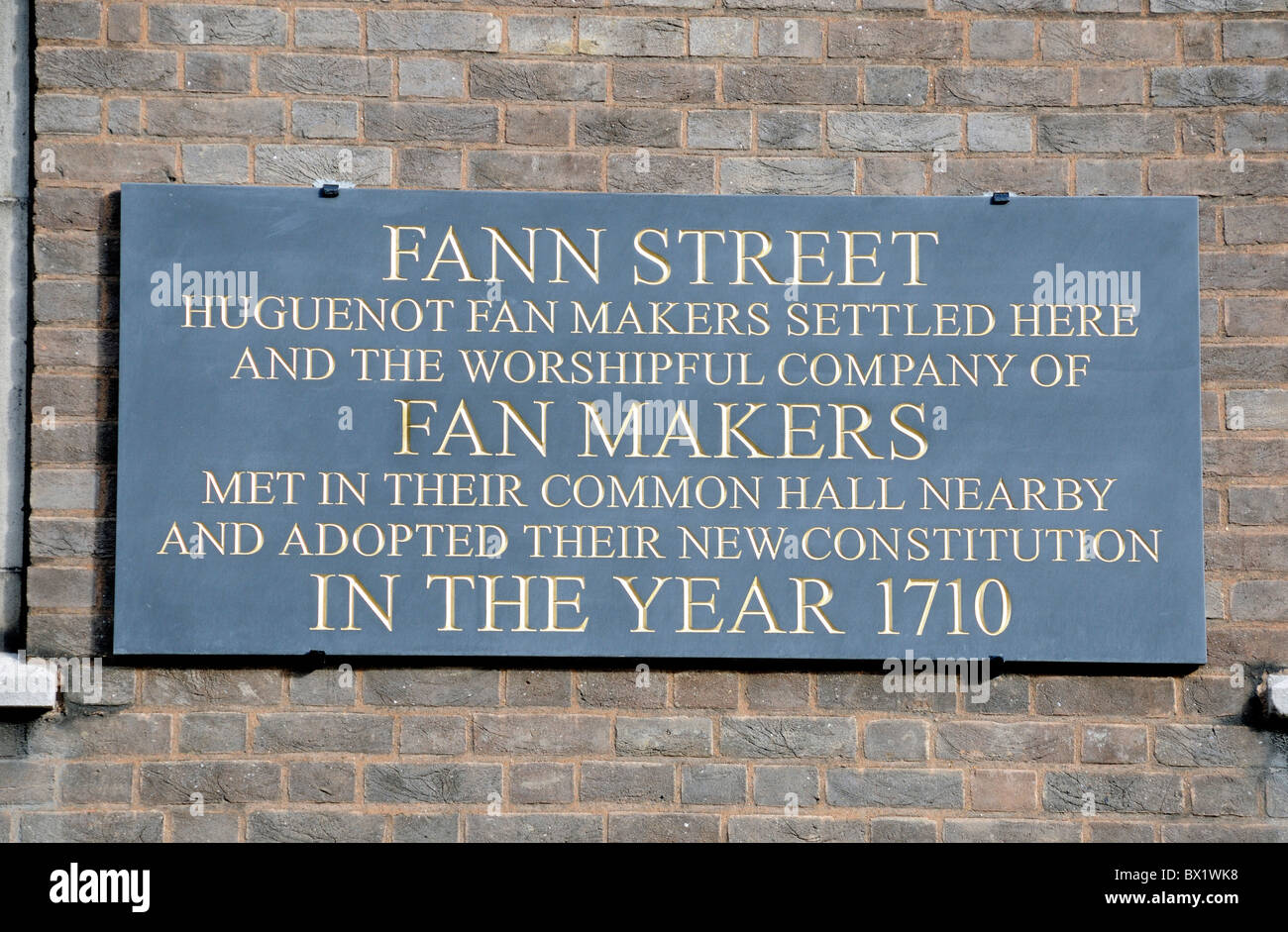 Gedenktafel an der Wand im Fann Street, die Hugenotten-Fan-Macher und Worshipful Company der Fan Hersteller Stockfoto