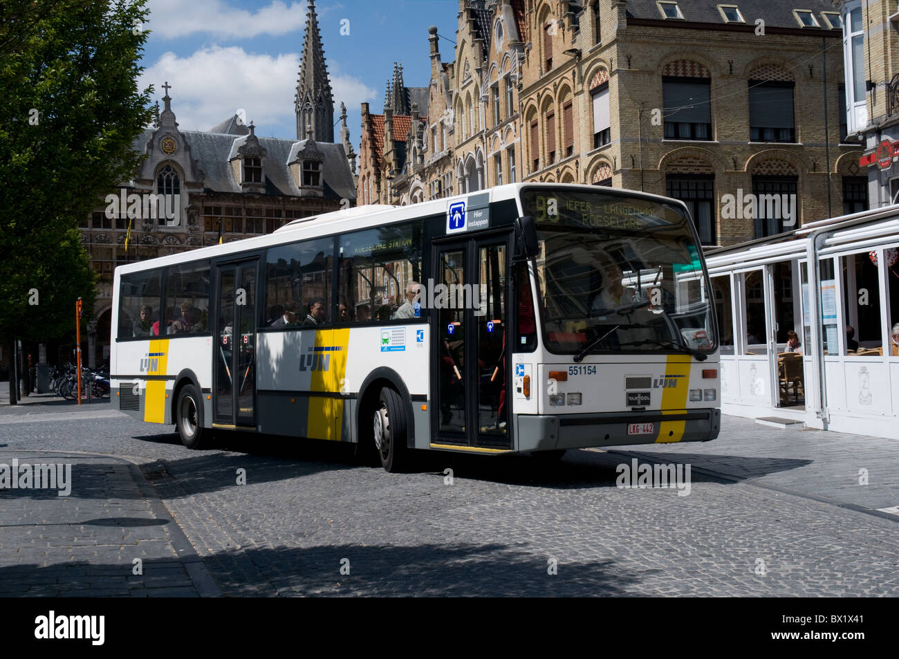 Ein Van Hool single-Deck-Bus betrieben von De Lijn durchläuft die Stadt Ypern (Iepers), Belgien Stockfoto