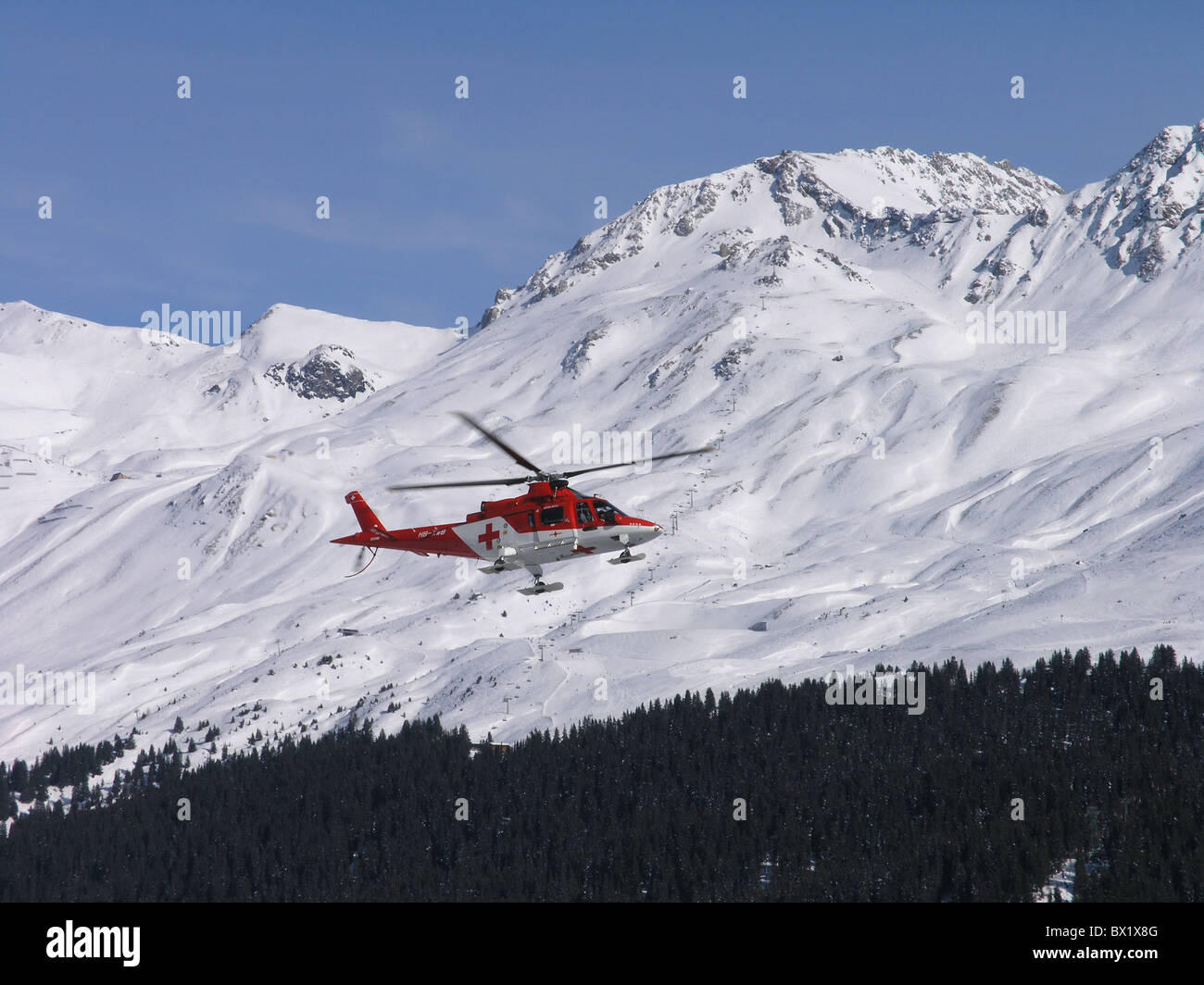 Unfall Hubrettung Alpen Notfall Flug Rettung Graubünden Graubünden Hubschrauber Helikopter REGA Lenzerhei Stockfoto