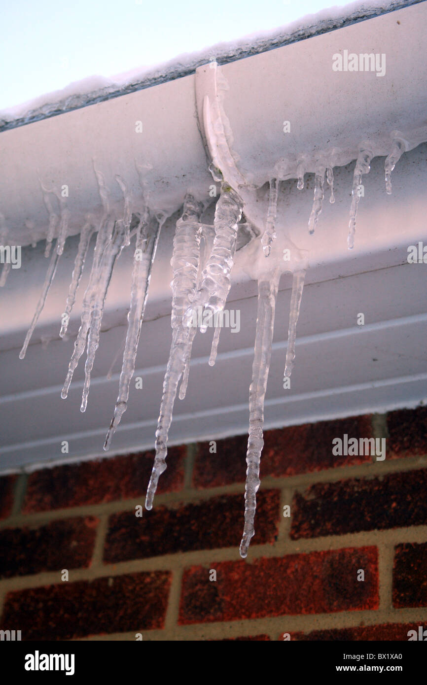 Eiszapfen tropfte von Dachrinnen auf ein Haus in Kent, England Europa Stockfoto