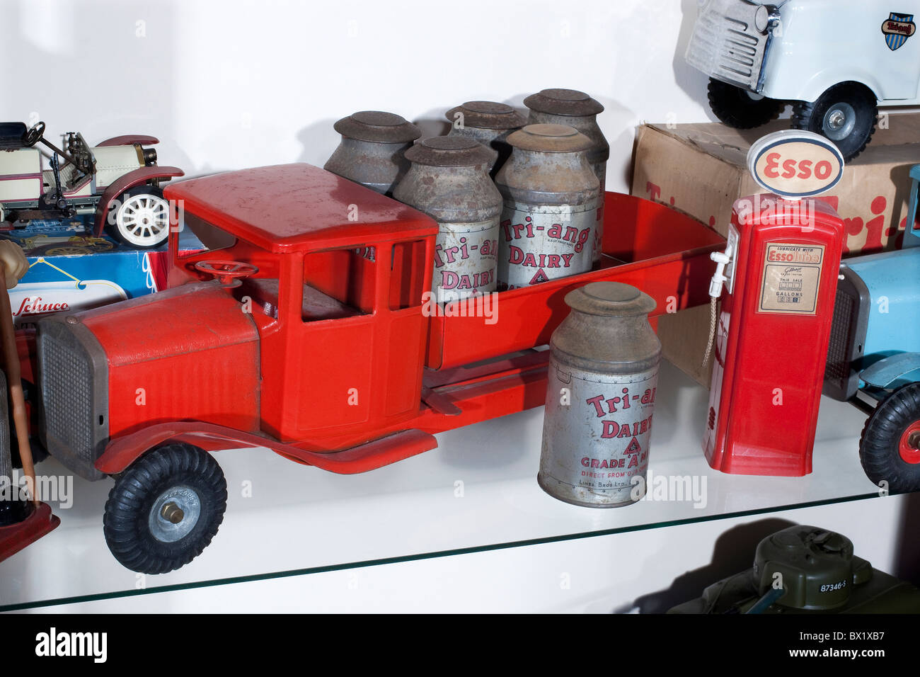 Tri-Ang Weissblech Milch Lkw Modell mit Milchkannen, produziert von den Linien-Brüdern in den 1950er Jahren Stockfoto