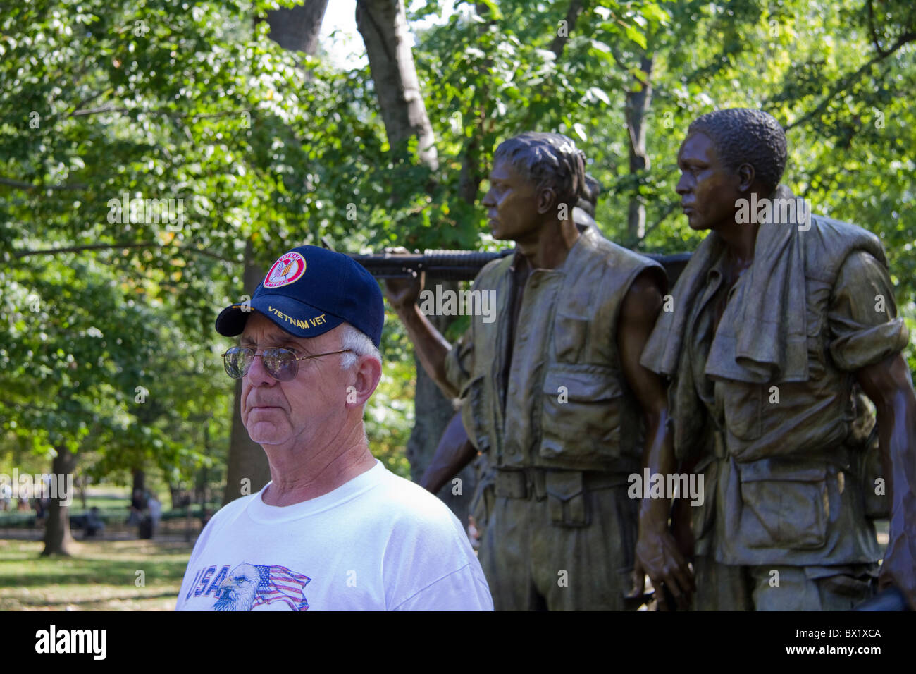 Kriegsveteranen posiert vor drei Soldaten-Statue an der Vietnam Veterans Memorial in Washington, DC Stockfoto