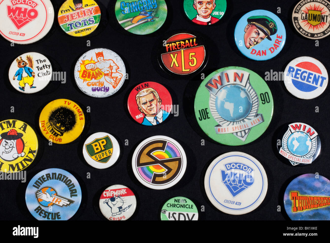 Sammlung von Emaille Pin Abzeichen aus den 1960er und 70er Jahre Stockfoto