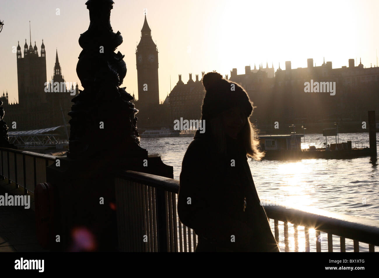 Mädchen auf der Southbank in der Morgendämmerung mit Houses of Parliament im Hintergrund Stockfoto