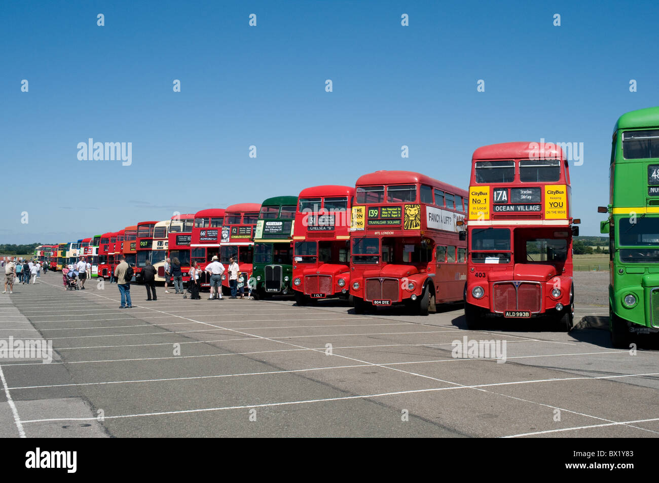 Eine schöne Sammlung von Bussen an der North Weald Bus Kundgebung Line-up. Die drei roten Busse der Kamera am nächsten sind Routemaster Stockfoto