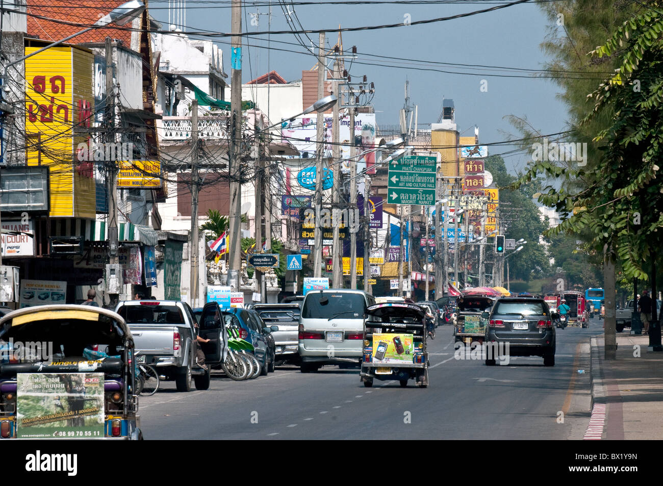 Verkehr auf einer Straße in Chiang Mai in Thailand. Stockfoto